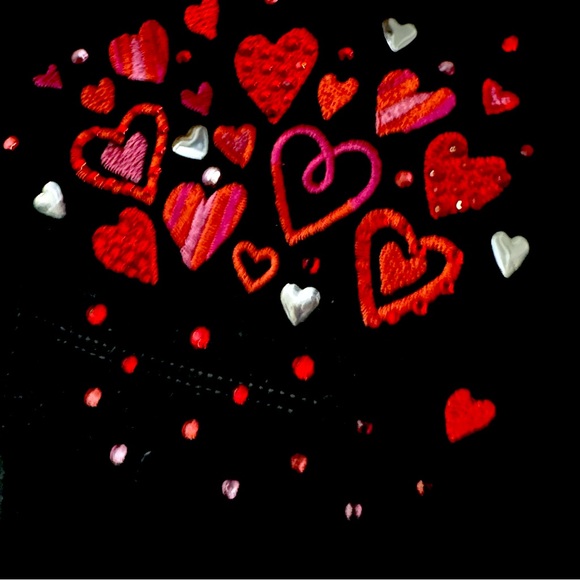 QF Pocket Full of hearts Embroidered 3/4-
Sleeve T-Shirt - Picture 3 of 4